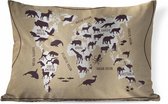 Sierkussens - Kussen - Wereldkaart op bruine achtergrond met namen van continenten en oceanen en illustraties van dieren - 50x30 cm - Kussen van katoen