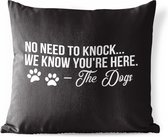 Buitenkussens - Tuin - Quote No need to knock... we know you're here - The dogs Zwarte wanddecoratie - 60x60 cm