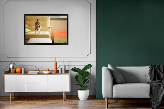 Photo encadrée - Chat sautant du canapé cadre photo noir sans passe partout 90x60 cm - Affiche encadrée (Décoration murale salon / chambre)