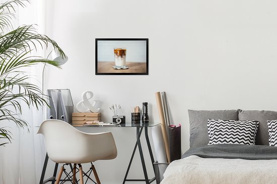 Photo encadrée - Une tasse de café glacé sur une table en bois cadre photo noir 30x20 cm - Affiche encadrée (Décoration murale salon / chambre)