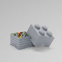 Grijze LEGO opbergdoos met losse deksel, gevuld met gekleurde LEGO stenen.