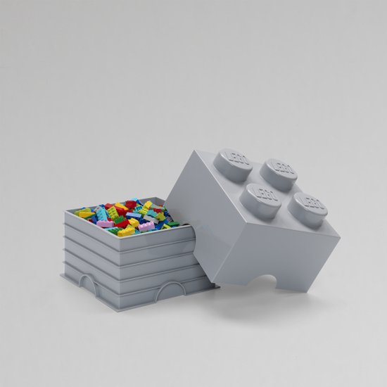 Grijze LEGO opbergdoos met losse deksel, gevuld met gekleurde LEGO stenen.