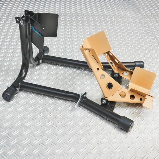 Zwarte motorstandaard met gouden wielklem, op een metalen vloer.