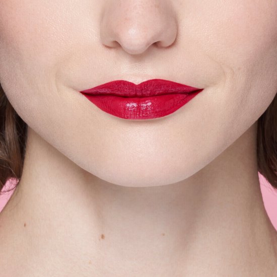 Een vrouw met een glanzende, rozerode lippenstift.