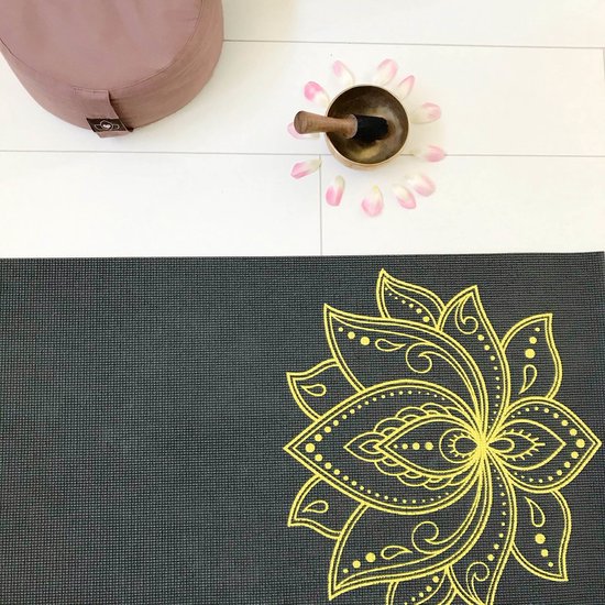 Taupe meditatiekussen naast een yoga mat met lotusbloem design en een klankschaal.