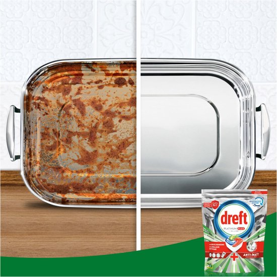 Voor en na foto van een vuile en schone ovenschotel, met Dreft Platinum Plus vaatwastabletten.