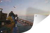 Tuinposter - Tuindoek - Tuinposters buiten - Vissers halen hun net binnen vanaf het vissersschip - 120x80 cm - Tuin