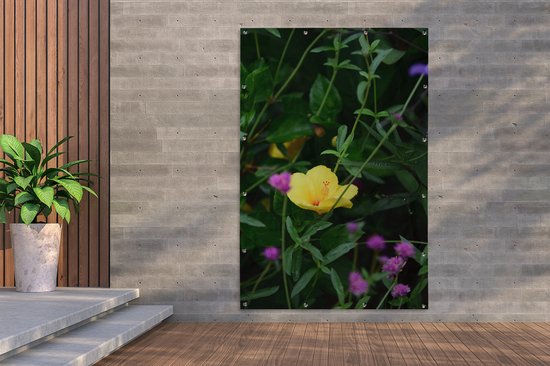 Tuinposter 120x180 cm - Tuindecoratie Teunis bloem tussen de groene planten - Poster voor in de tuin - Buiten decoratie - Schutting tuinschilderij - Tuindoek muurdecoratie - Wanddecoratie balkondoek