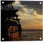 Tuinposter – Schip op Zee met Zonsondergang - 50x50cm Foto op Tuinposter  (wanddecoratie voor buiten en binnen)