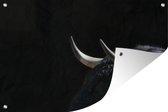 Tuindecoratie Een foto van een zwarte stier tegen een zwarte achtergrond - 60x40 cm - Tuinposter - Tuindoek - Buitenposter