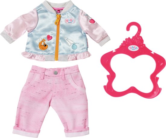 Lichtblauwe jas met roze mouwen, print en gele rits. Rol broek met roze ribbelpatroon. Een roze kledinghanger.