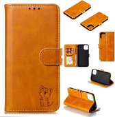 Reliëf Happy Cat patroon horizontale flip lederen tas met houder & kaartsleuven & portemonnee voor iPhone 13 Pro Max (geel)