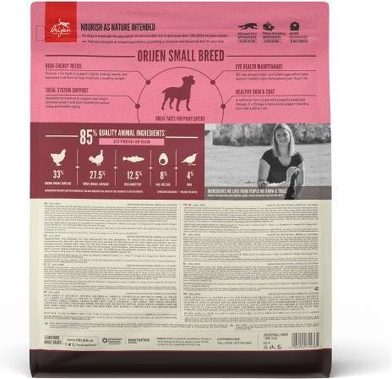 Orijen Small Breed hondenvoer. 85% hoogwaardige dierlijke ingrediënten: kip, eend, vis, ei. Met afbeelding van een vrouw.