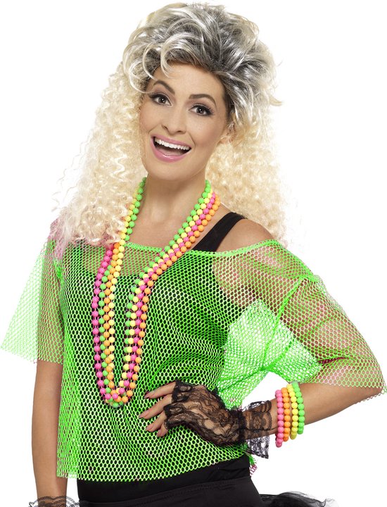 Vrouw met blonde pruik, neon groene visnet top, roze/gele/oranje kettingen en armbanden, zwarte kanten handschoenen.