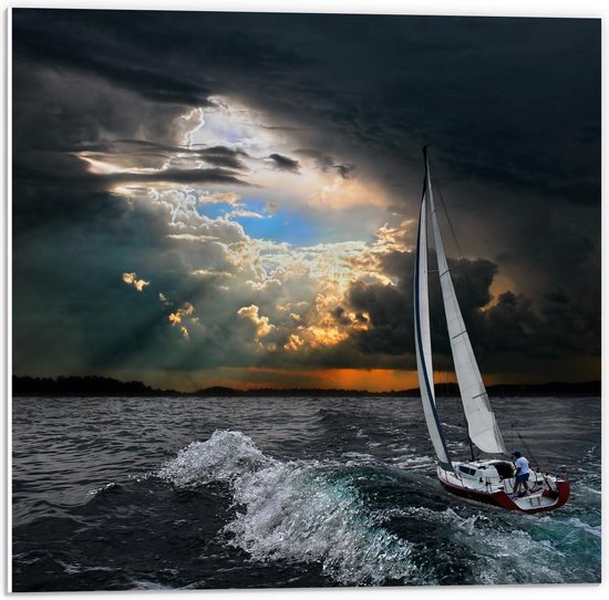 Forex - Donkere Wolken boven Zeilboot - 50x50cm Foto op Forex