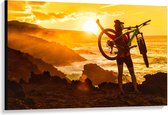Canvas  - Trotse Mountainbiker op Berg - 120x80cm Foto op Canvas Schilderij (Wanddecoratie op Canvas)