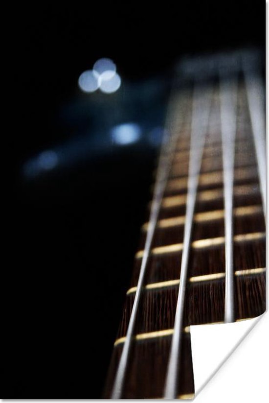 Les cordes d'une guitare basse sur fond noir Poster 80x120 cm - Tirage photo sur Poster (décoration murale salon / chambre)
