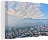 Canvas Schilderij Wolkenvelden pakken zich samen boven de industriestad Monterrey in Mexico - 30x20 cm - Wanddecoratie