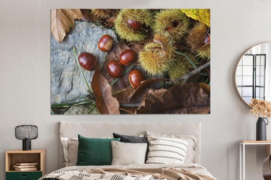 Canvas schilderij 150x100 cm - Wanddecoratie Zoete tamme kastanjes liggend op de herfstgrond - Muurdecoratie woonkamer - Slaapkamer decoratie - Kamer accessoires - Schilderijen