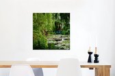 Canvas Schilderij Japanse groene brug op een zomerdag in Monet's tuin in Frankrijk - 50x50 cm - Wanddecoratie