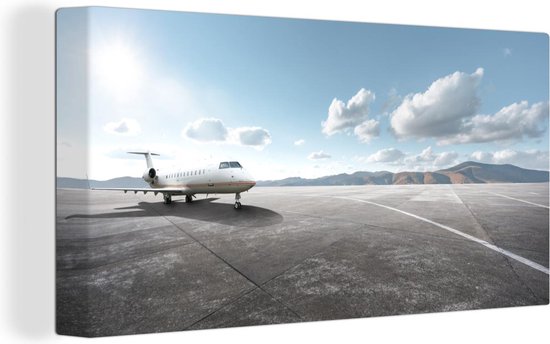 Canvas Schilderij Een vliegtuig geparkeerd op een luchthaven - 80x40 cm - Wanddecoratie