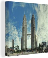 Canvas Schilderij Mooie wolkenformatie boven de Petronas Towers - 80x60 cm - Wanddecoratie