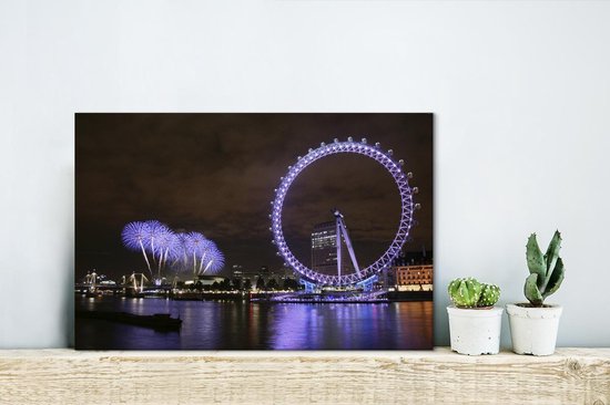 Paars vuurwerk en een paarse London Eye in de avond in Londen Canvas 120x80 cm - Foto print op Canvas schilderij (Wanddecoratie woonkamer / slaapkamer)