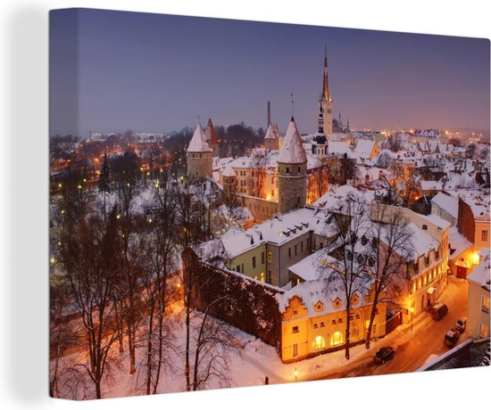 Canvas Schilderij In het Stadshart van Tallinn ligt er sneeuw op de daken in de winter - 120x80 cm - Wanddecoratie