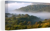 Canvas Schilderij Mist in het landschap van het Nationaal park Monfragüe in Spanje - 80x40 cm - Wanddecoratie