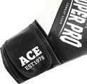Zwarte bokshandschoen met witte opdruk "ACE EST1978" en een wit vlak.