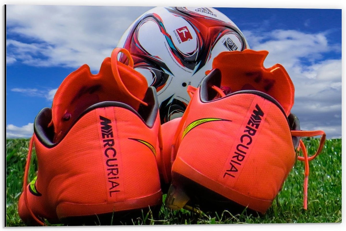 Dibond - Voetbal en Voetbalschoenen - 60x40cm Foto op Aluminium (Met Ophangsysteem)