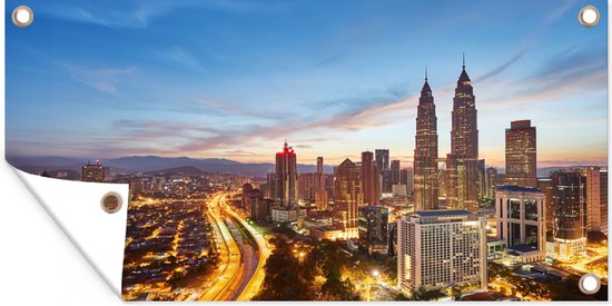 Tuinposter Prachtige skyline over Kuala Lumpur en de Petronas Towers - 80x40 cm - Wanddecoratie Buiten - Tuinposter - Tuindoek - Schuttingposter - Tuinschilderij