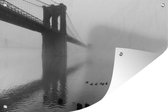 Muurdecoratie Mist bedekt de Brooklyn Brug in New York in zwart-wit - 180x120 cm - Tuinposter - Tuindoek - Buitenposter