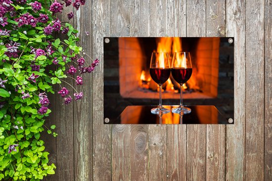 Deux verres de vin rouge par une cheminée affiche de jardin 60x40 cm - petit - Toile de jardin / Toile d'extérieur / Peintures pour l'extérieur (décoration de jardin)