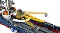 Gedetailleerde LEGO-kraanarm in geel, met draaibeweging gesuggereerd.