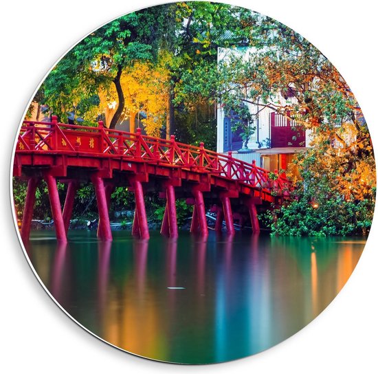 Forex Wandcirkel - Rode Brug met Planten in Hanoi, Vietnam - 40x40cm Foto op Wandcirkel (met ophangsysteem)