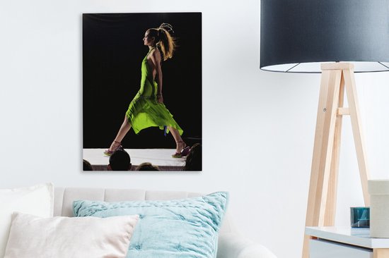 Tableau sur toile Mannequin en robe verte sur le podium - 30x40 cm - Décoration murale