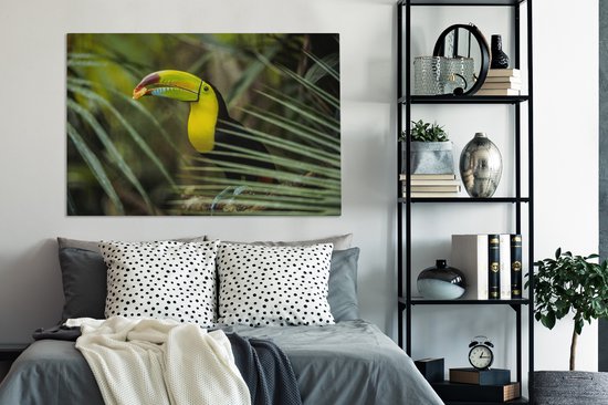 Gros plan d'un toucan mangeant 140x90 cm - Tirage photo sur toile (Décoration murale salon / chambre)