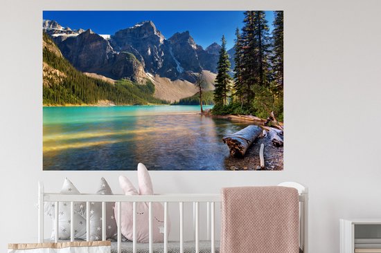 Muurstickers - Sticker Folie - Dennenbomen en bergen tijdens zonsondergang boven Moraine Lake Canada - 120x80 cm - Plakfolie - Muurstickers Kinderkamer - Zelfklevend Behang - Zelfklevend behangpapier - Stickerfolie