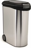 Zilverkleurige voedselcontainer met zwart deksel en grijze details, met wieltjes.