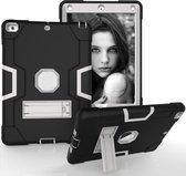 Contrastkleur Robot schokbestendig siliconen + pc-beschermhoes met houder voor iPad 9.7 (2017) / (2018) (zwart + grijs)