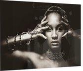 Zwarte vrouw met grijze kettingen - Foto op Plexiglas - 90 x 60 cm