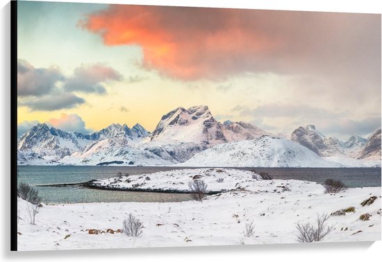 Canvas  - Bergen langs Meer met Sneeuw - 120x80cm Foto op Canvas Schilderij (Wanddecoratie op Canvas)