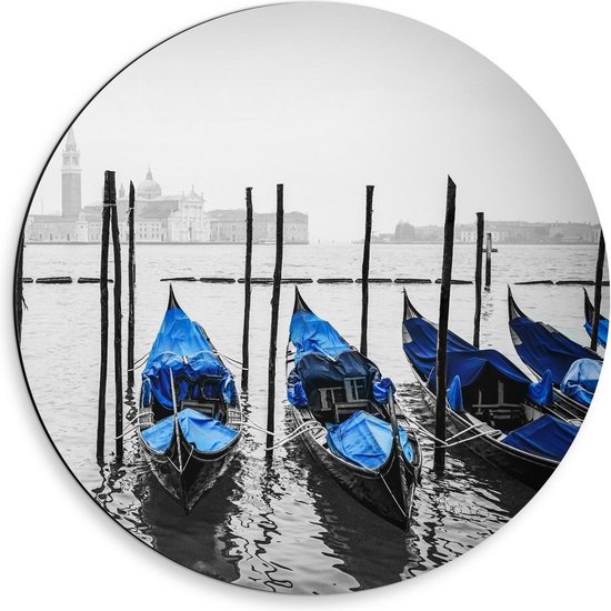 Dibond Wandcirkel - Blauwe Bootjes op Zwart/Witte Zee - 50x50cm Foto op Aluminium Wandcirkel (met ophangsysteem)