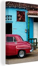 Canvas schilderij 90x140 cm - Wanddecoratie Een Cubaanse oldtimer voor een blauw huis - Muurdecoratie woonkamer - Slaapkamer decoratie - Kamer accessoires - Schilderijen