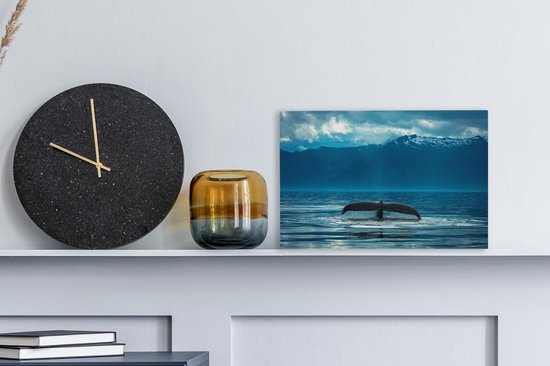 La queue d'une baleine à bosse en arrière-plan est une chaîne de montagnes 30x20 cm - petit - Tirage photo sur toile (Décoration murale salon / chambre)