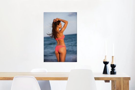 Canvas Schilderij Jonge vrouw in een bikini op het strand - 40x60 cm - Wanddecoratie
