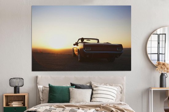 Tableau sur toile Homme dans une décapotable regardant un coucher de soleil - 180x120 cm - Décoration murale XXL