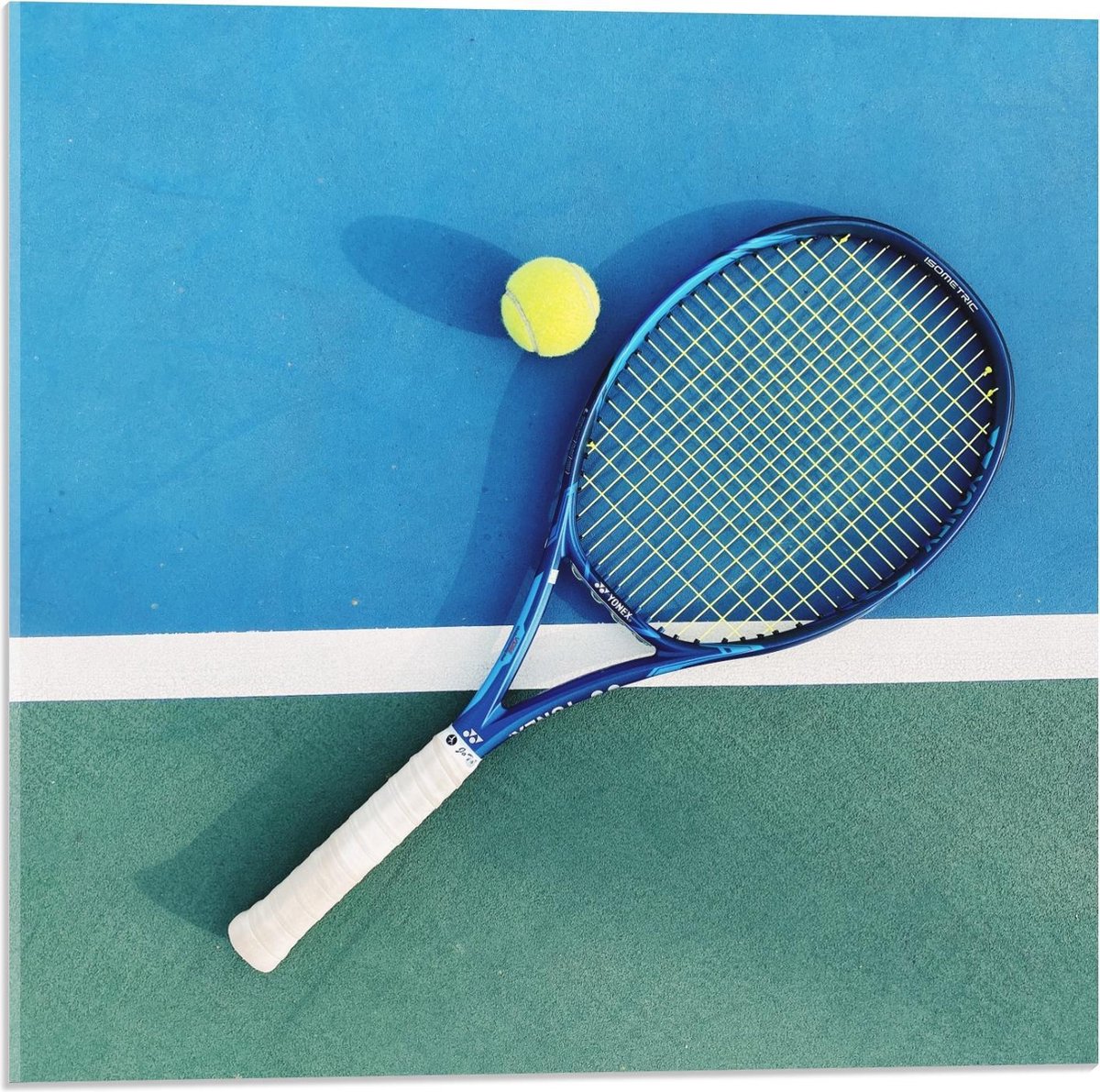 Acrylglas - Tennisracket met Tennisbal - 50x50cm Foto op Acrylglas (Met Ophangsysteem)