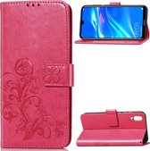 Lucky Clover geperste bloemenpatroon lederen tas voor Huawei Enjoy 9, met houder en kaartsleuven en portemonnee en handriem (roze rood)